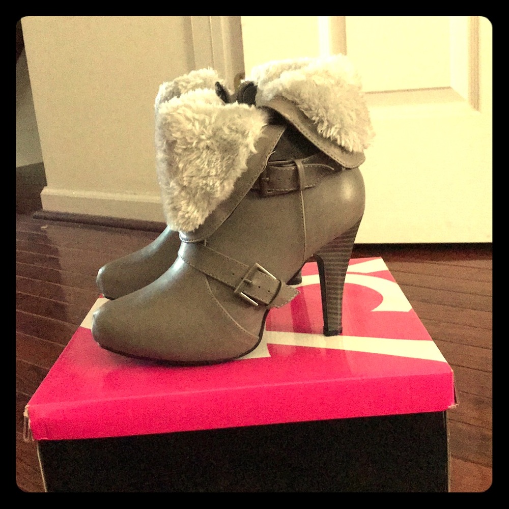 Fur trimmed ankle boots